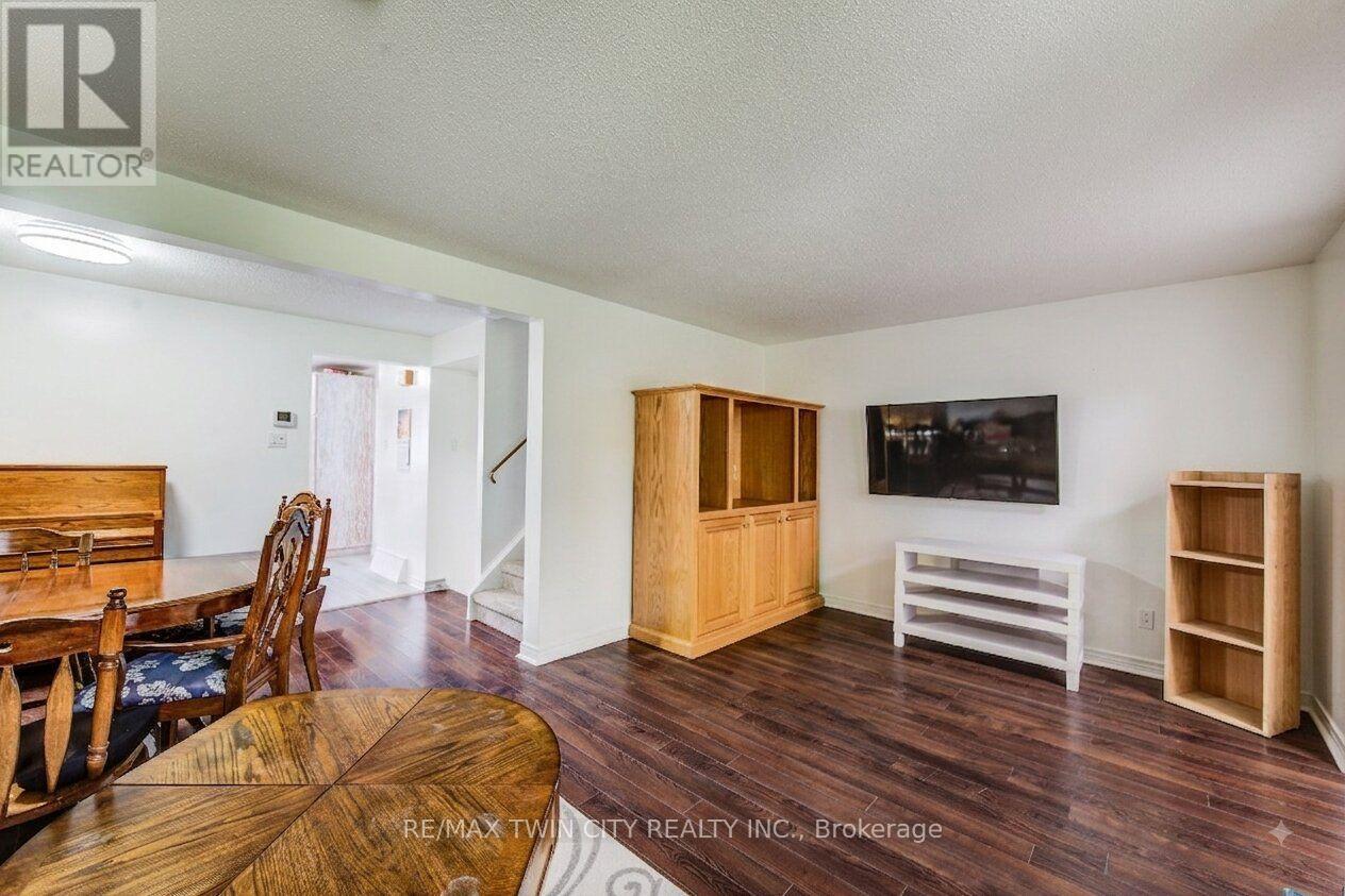 #15 285 SANDOWNE DRIVE - Image 4