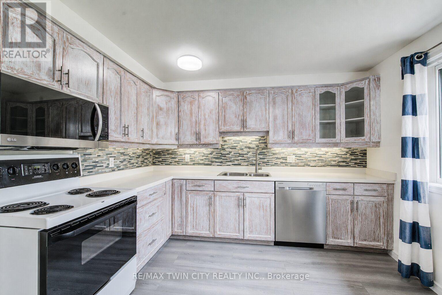 #15 285 SANDOWNE DRIVE - 5