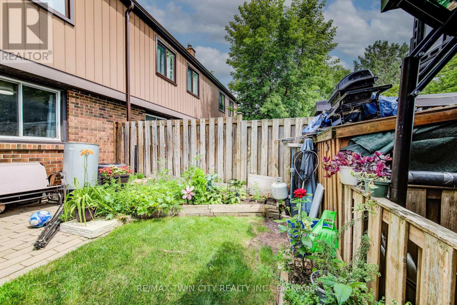 #15 285 SANDOWNE DRIVE - 16