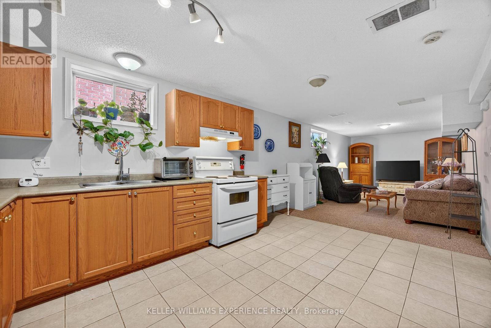 16 LARKIN DRIVE - 25
