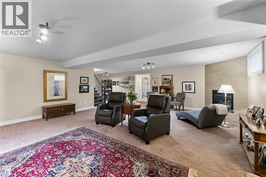 6 CREEKSIDE Drive - 33