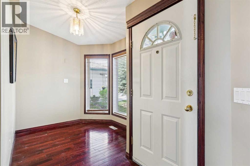 14 Strathearn Gardens SW, Calgary — photo 2