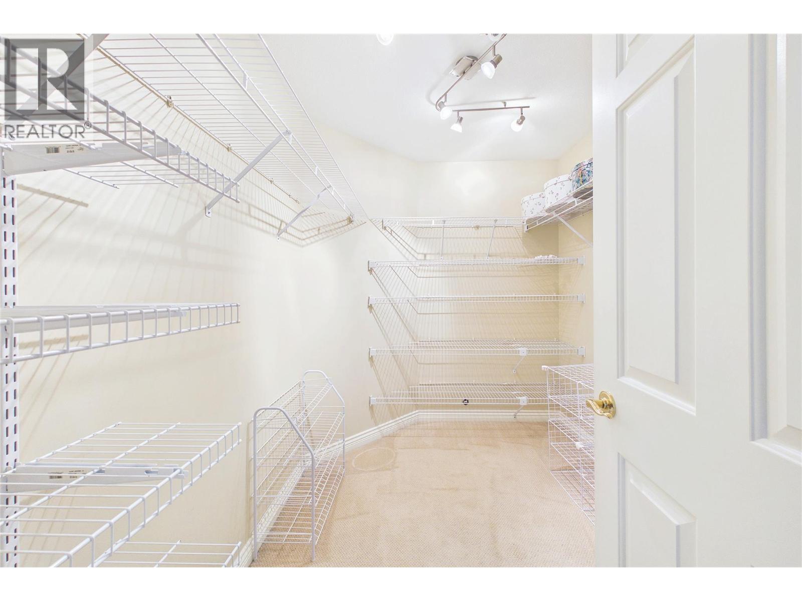 4335 Lysons Crescent - 33