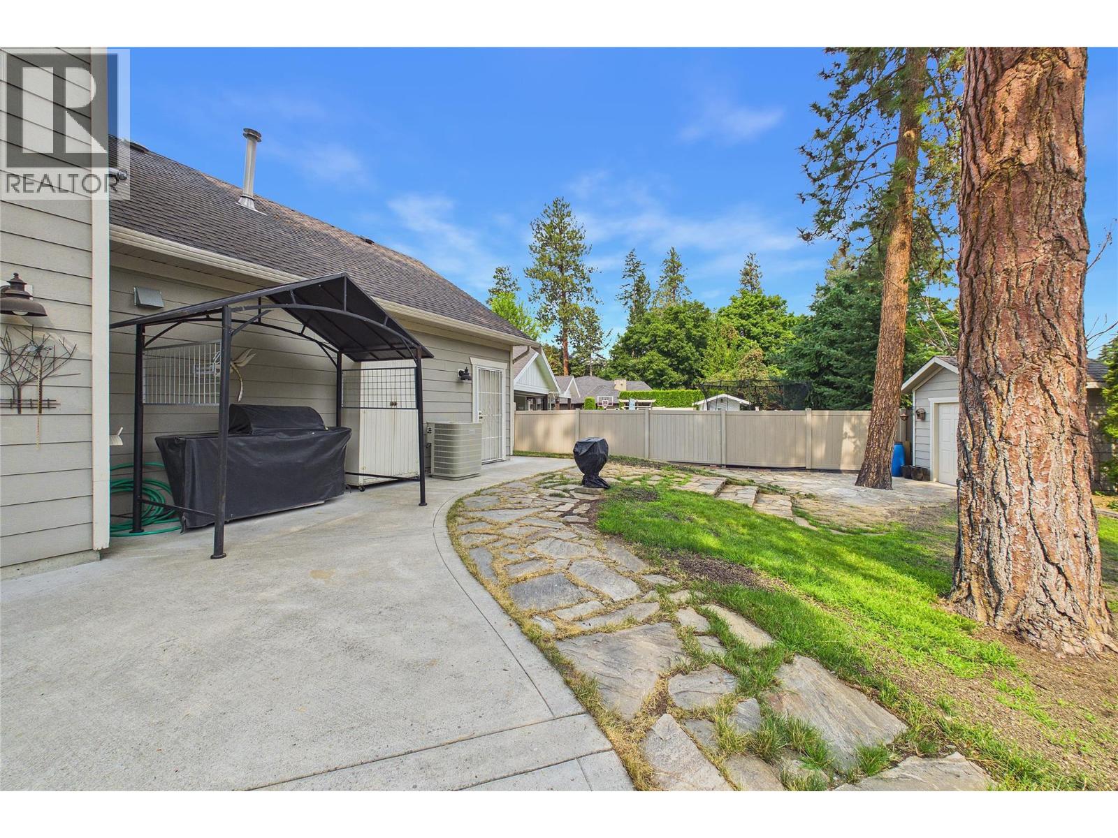 4335 Lysons Crescent - 42
