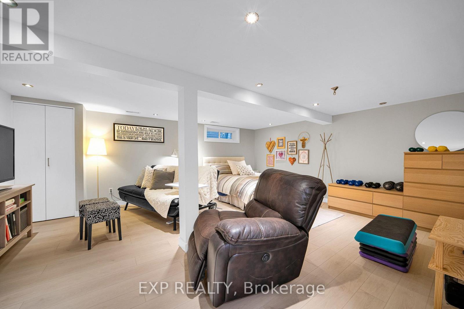 #4 21 MIDLAND CRESCENT - 27