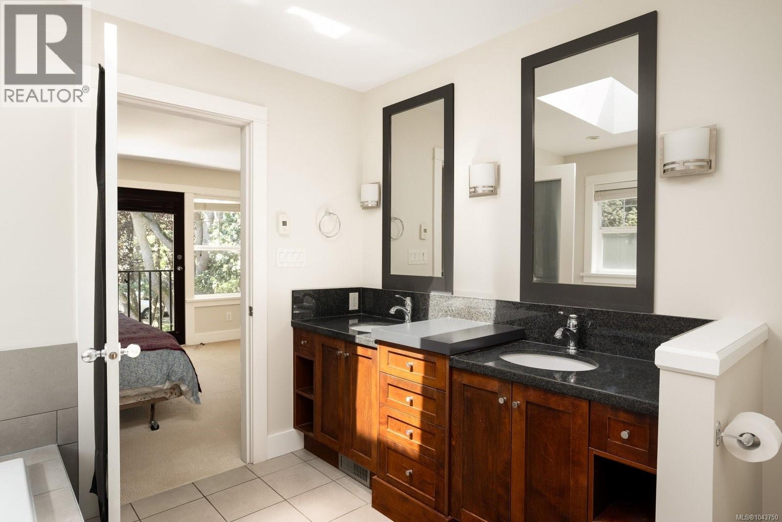  1327 Transit Road, Oak Bay