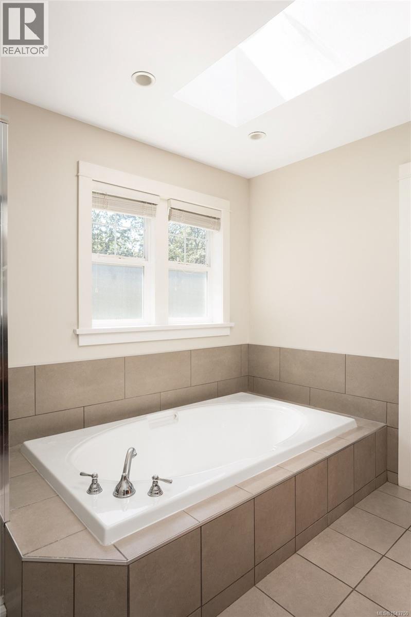  1327 Transit Road, Oak Bay