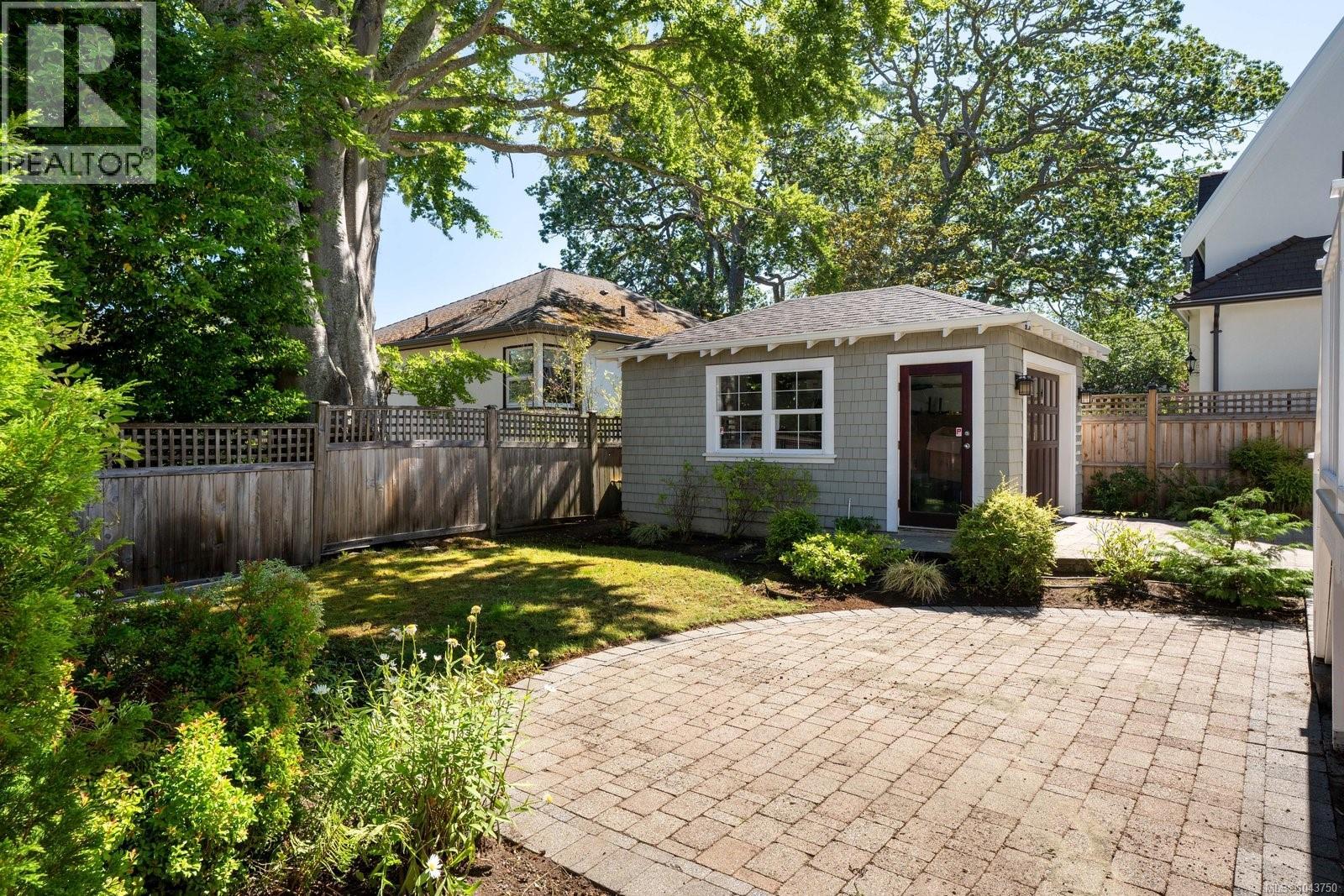  1327 Transit Road, Oak Bay