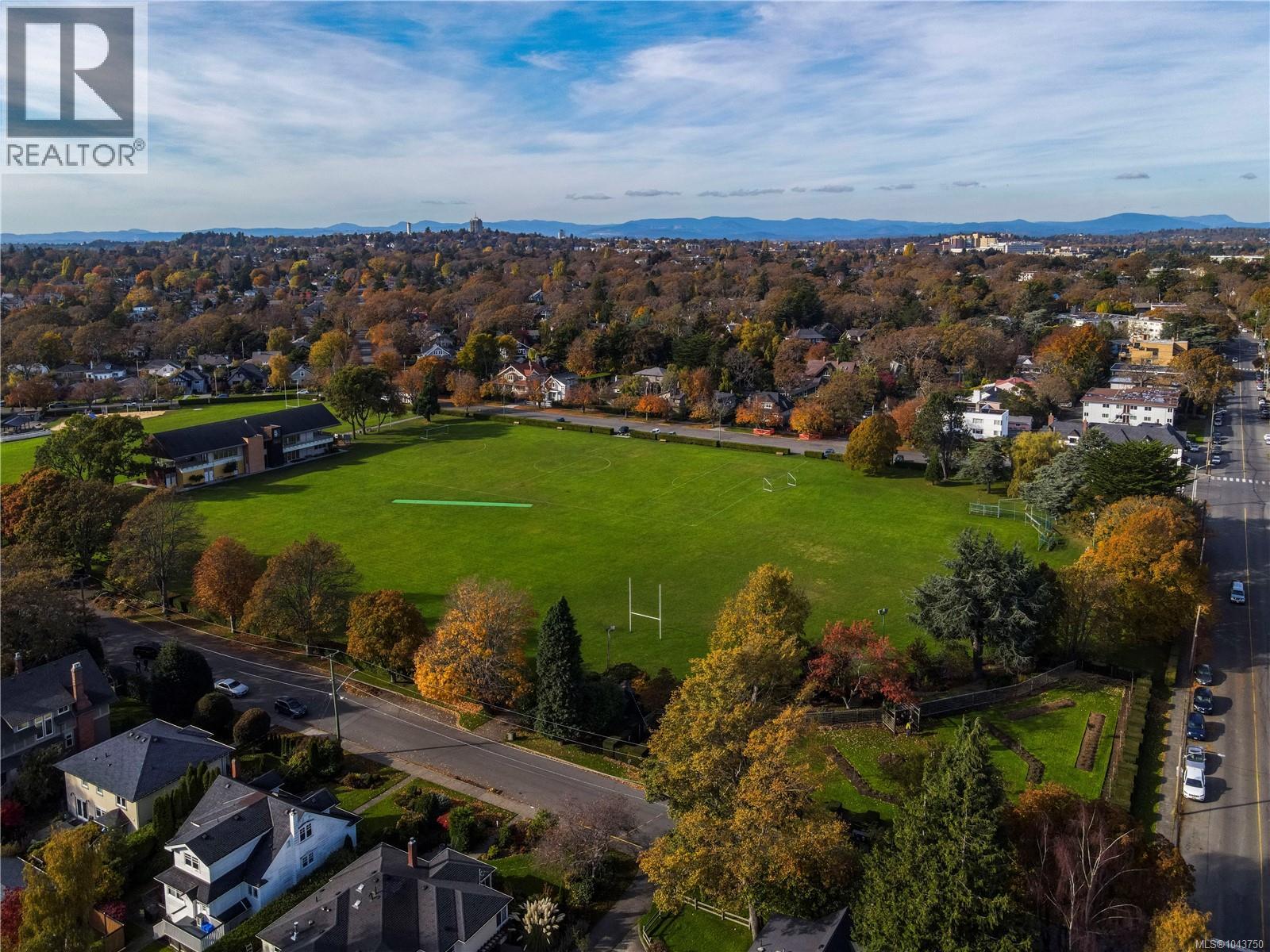  1327 Transit Road, Oak Bay
