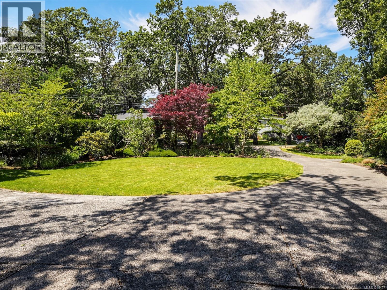 1941 Mayfair Dr - Image 32