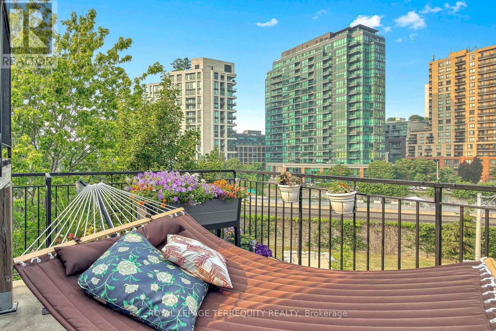 #1501C 26 LAIDLAW STREET - 31