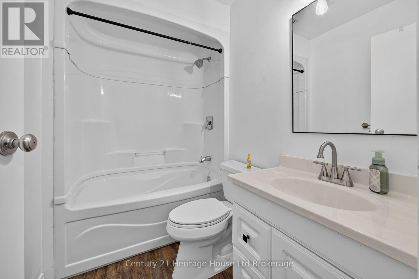 #33 1115 NELLIS STREET - 19