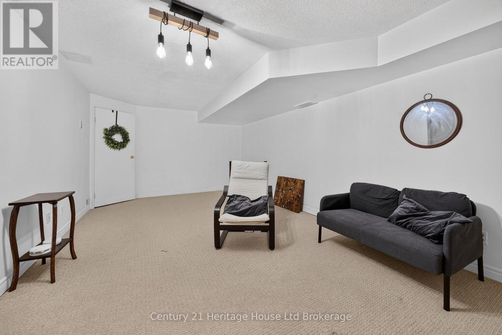 #33 1115 NELLIS STREET - 21