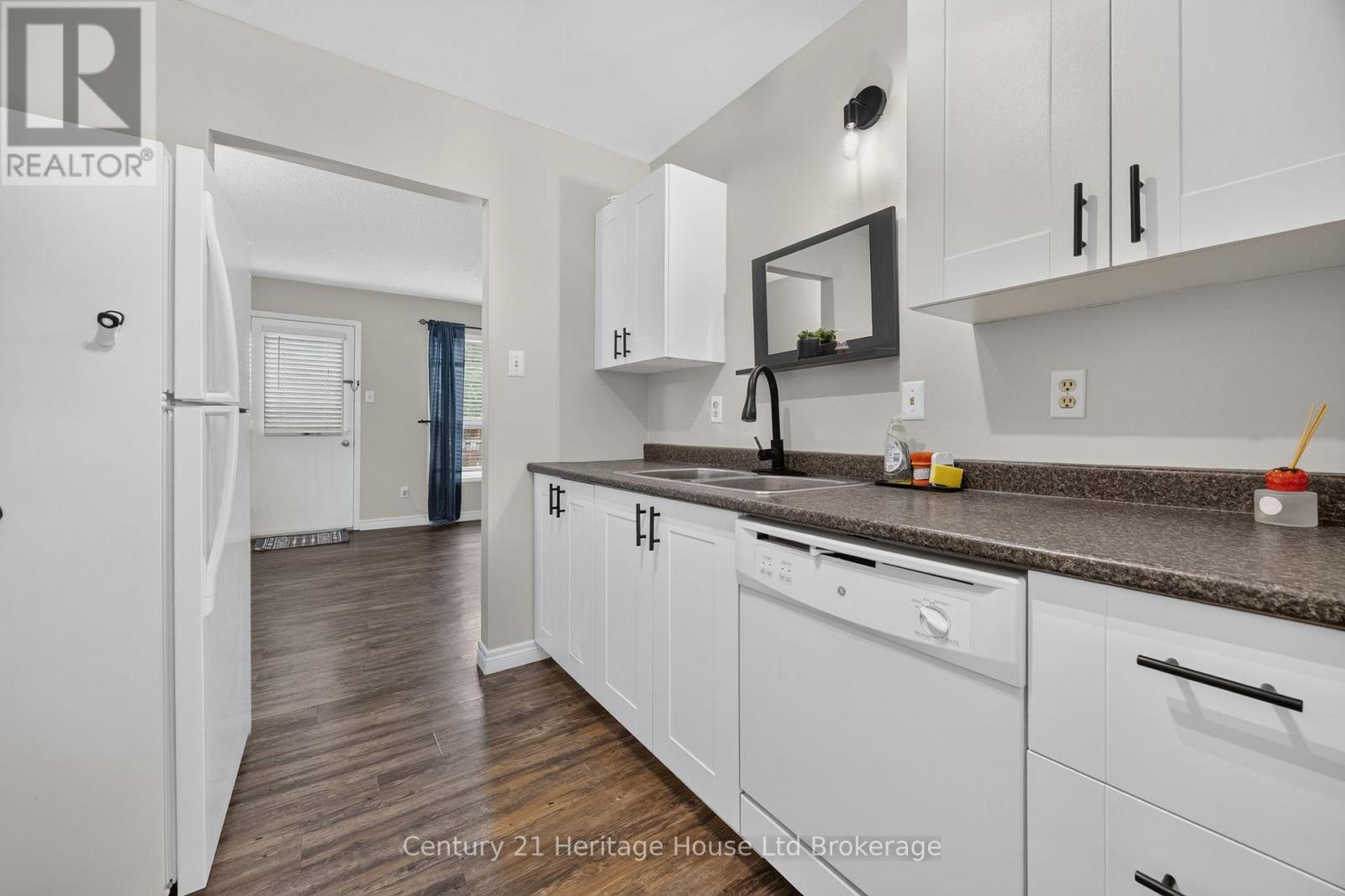 #33 1115 NELLIS STREET - Image 9