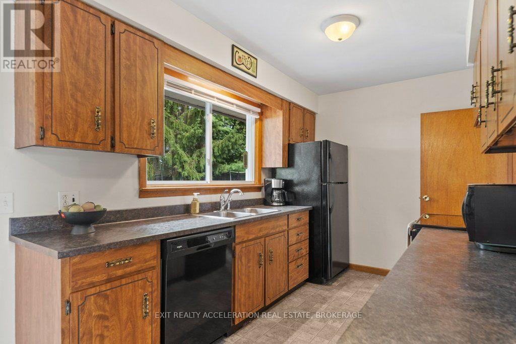 409 DUNDAS STREET W - Image 11