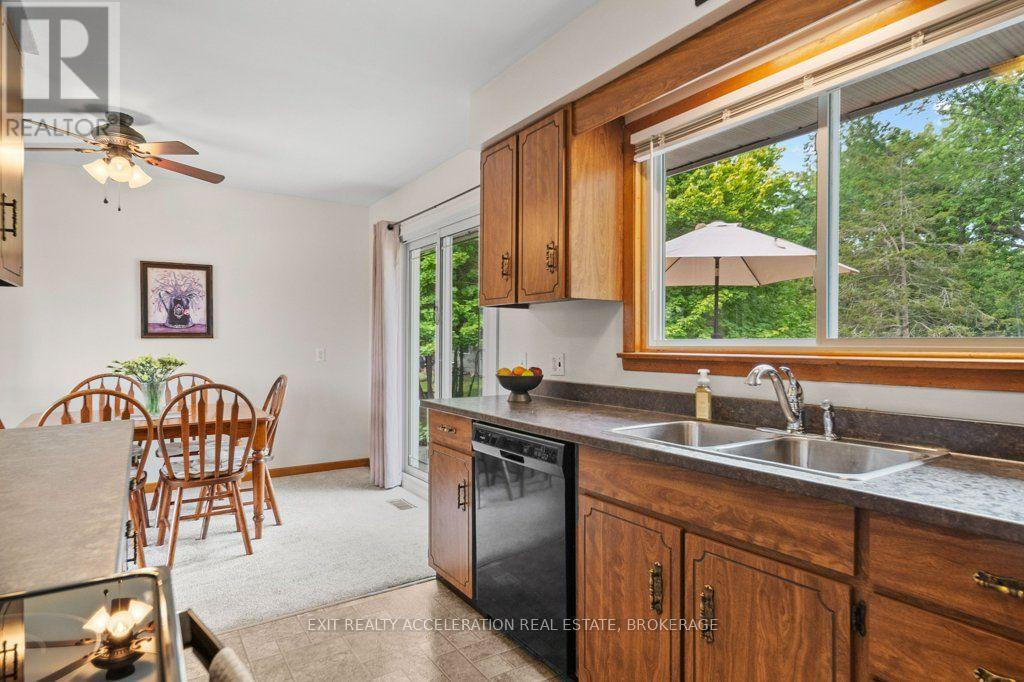 409 DUNDAS STREET W - Image 12