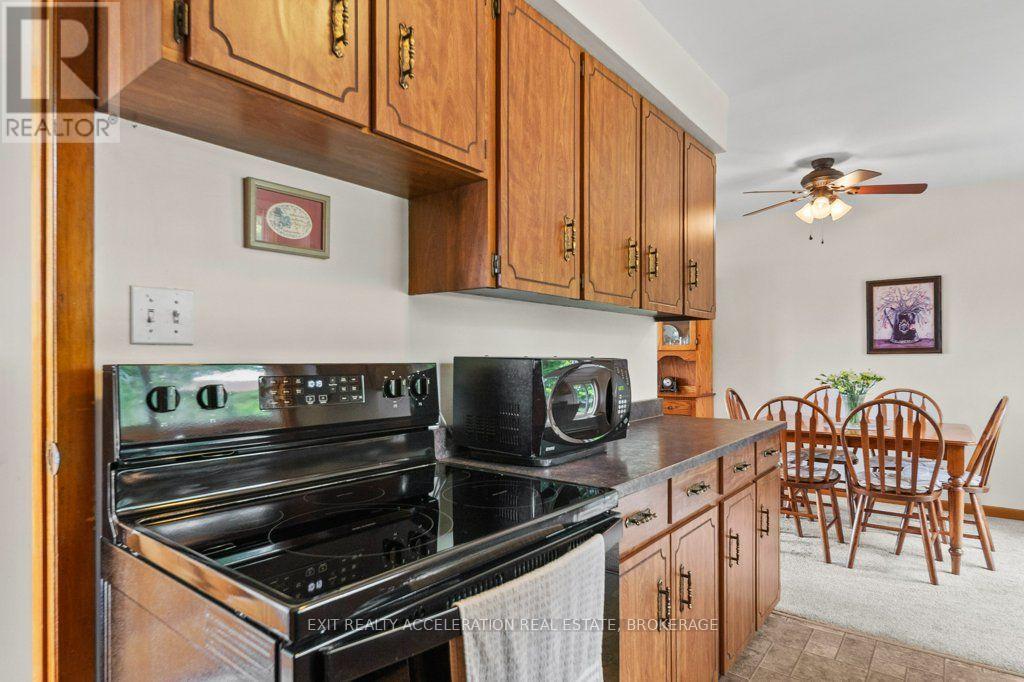 409 DUNDAS STREET W - Image 13