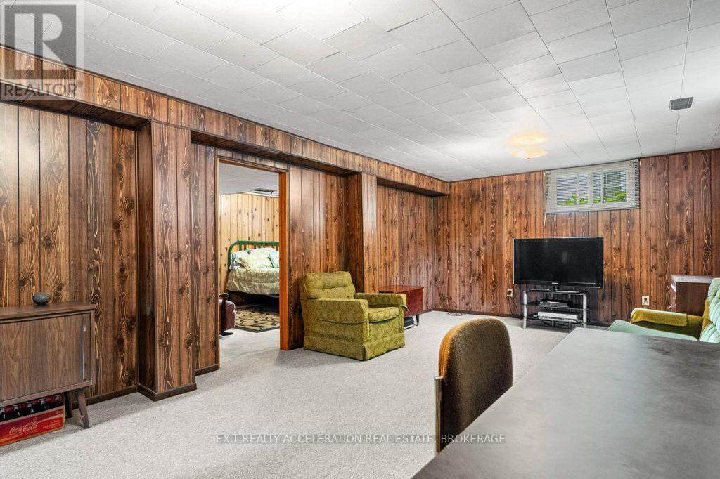 409 DUNDAS STREET W - Image 23