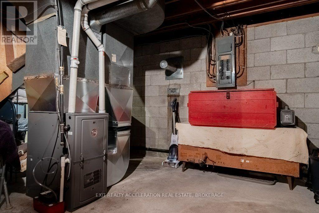 409 DUNDAS STREET W - 27