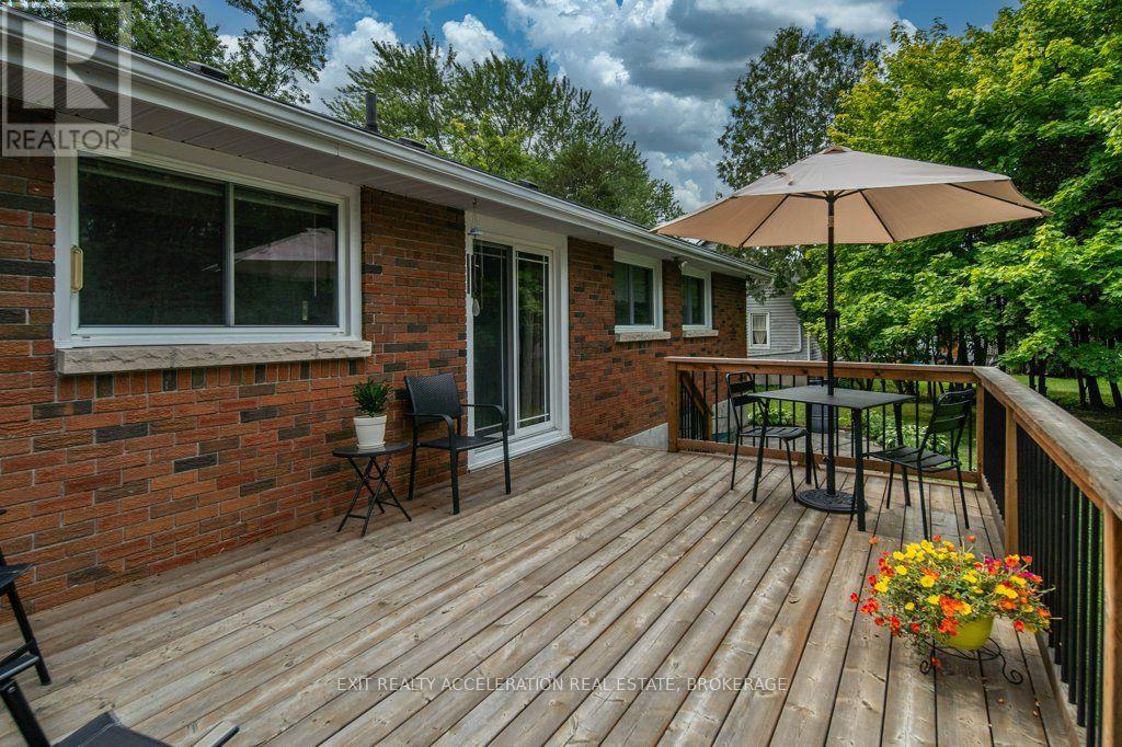 409 DUNDAS STREET W - Image 32