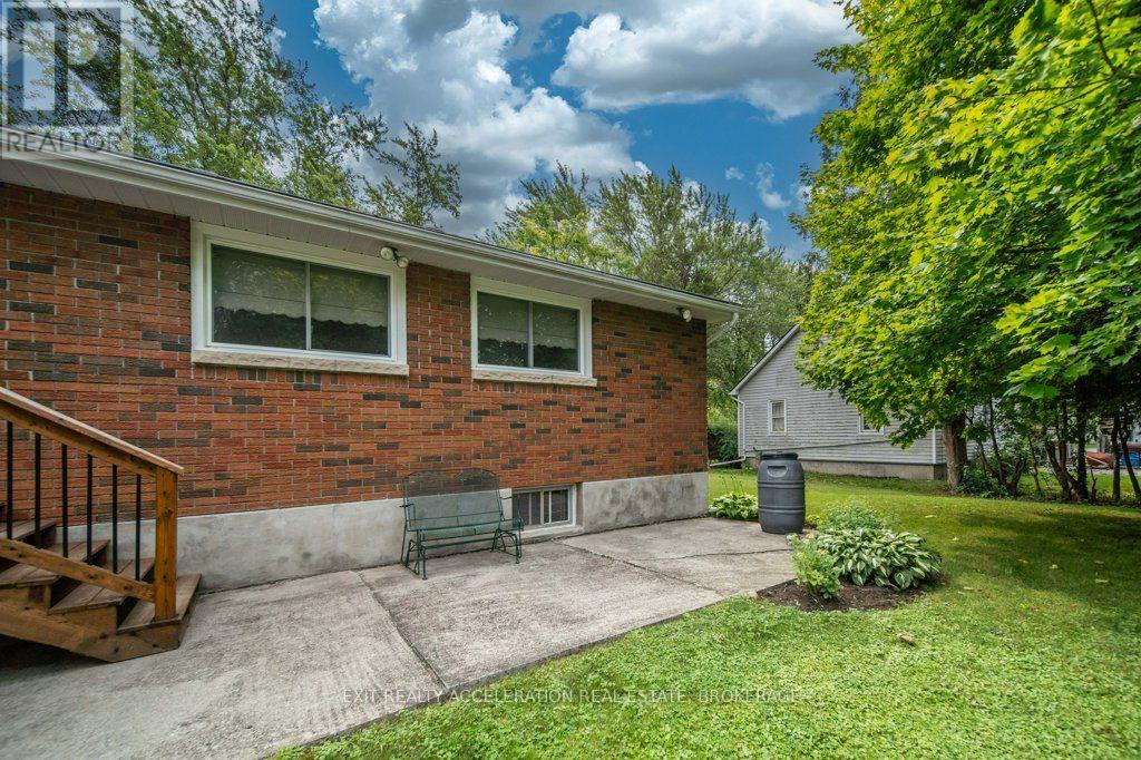 409 DUNDAS STREET W - 34