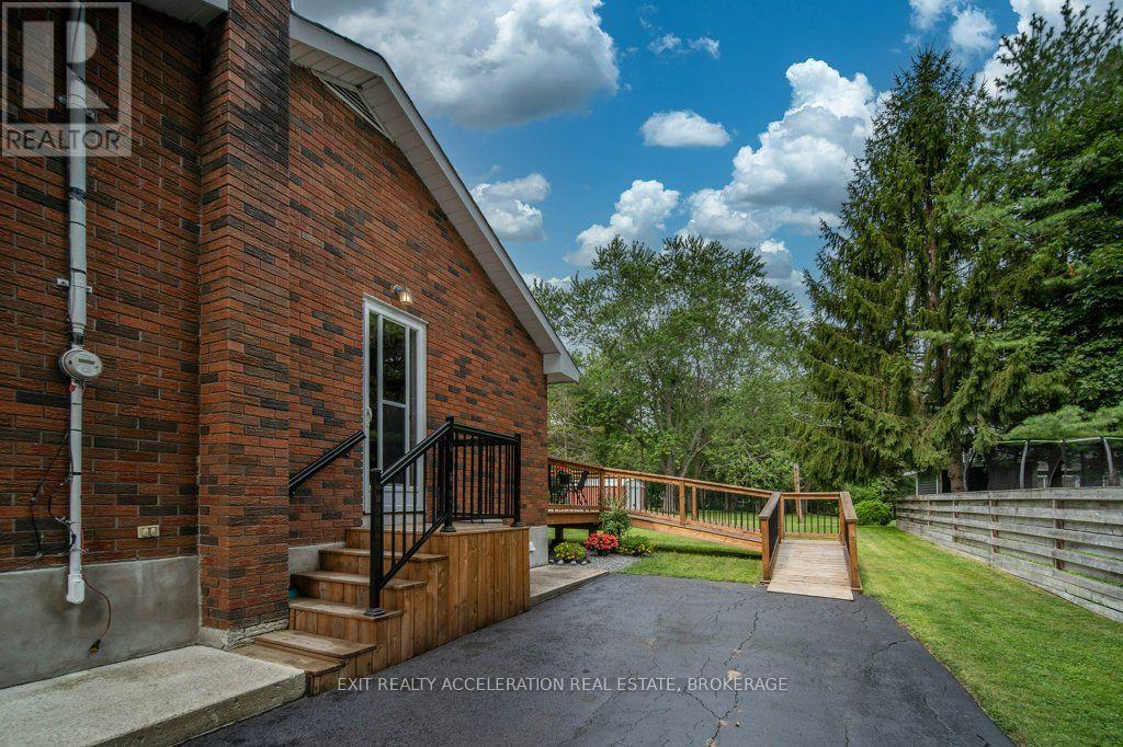 409 DUNDAS STREET W - 39