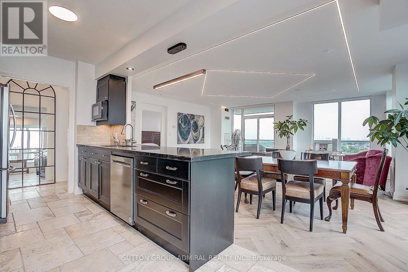 #806 100 PROMENADE CIRCLE - 20