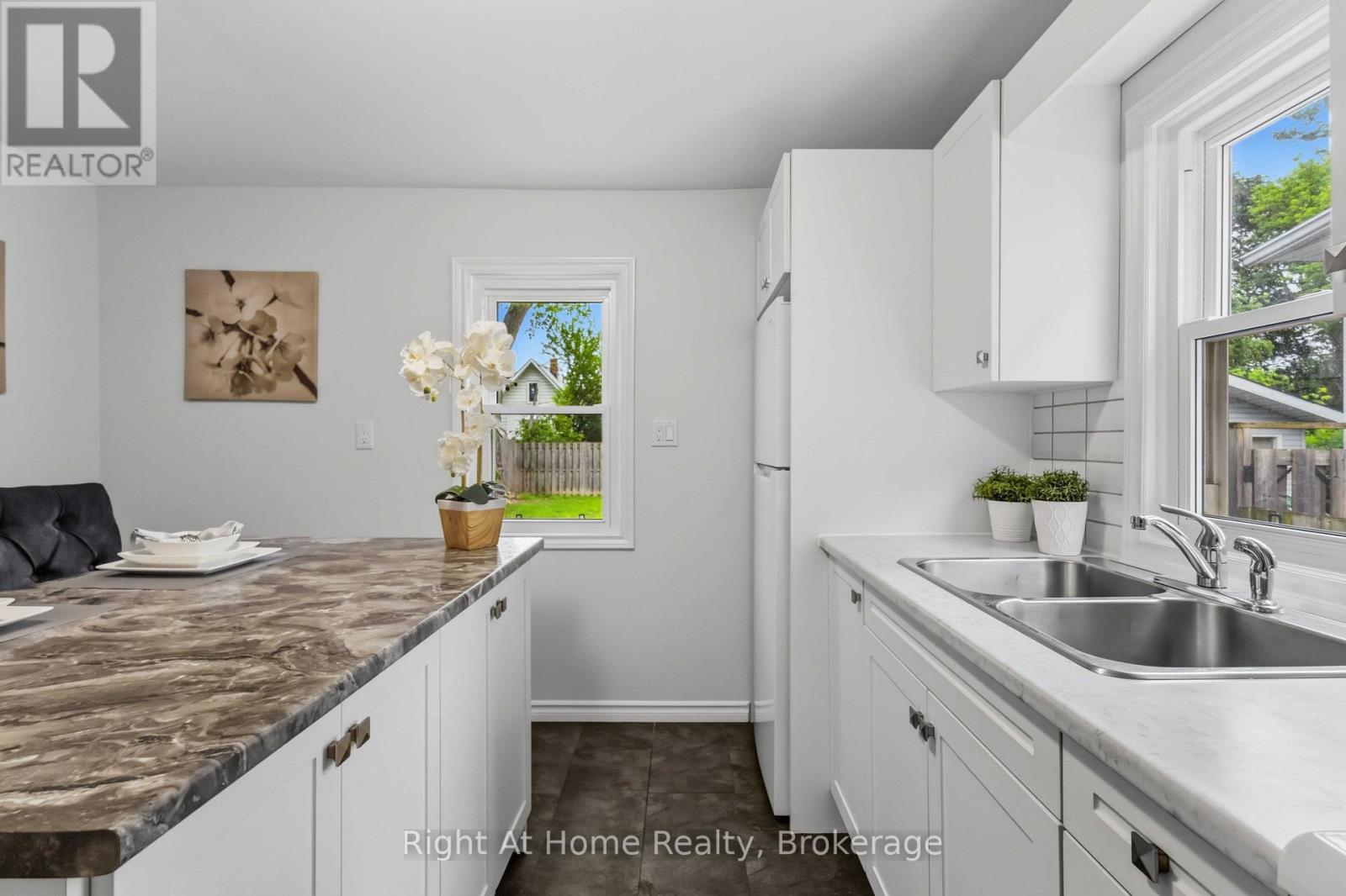 127 MONTRAVE AVENUE - 14