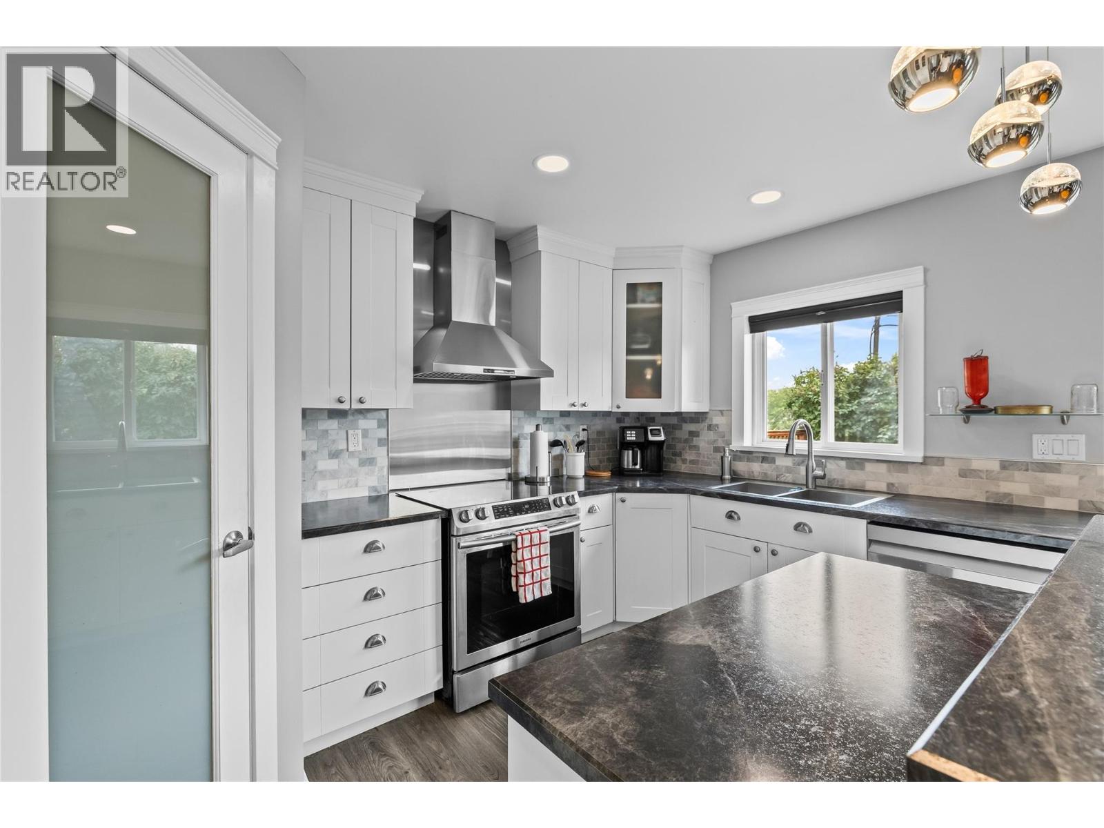 292 Valley Road N - 21
