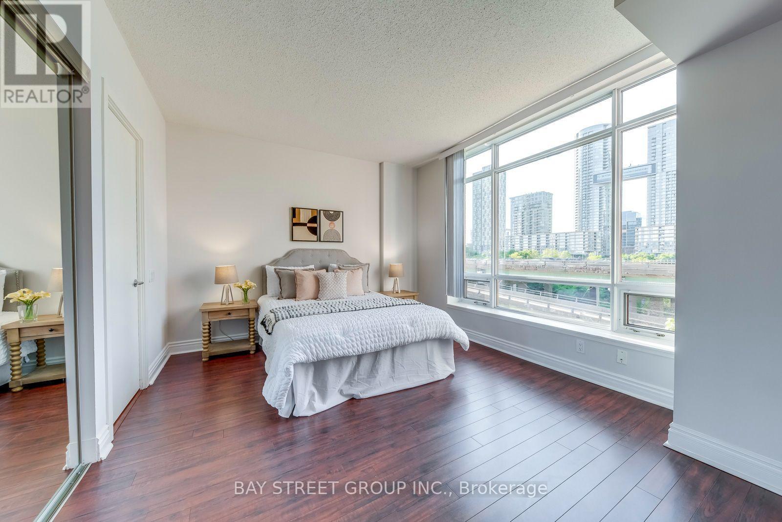 #512E 500 QUEENS QUAY W - 18