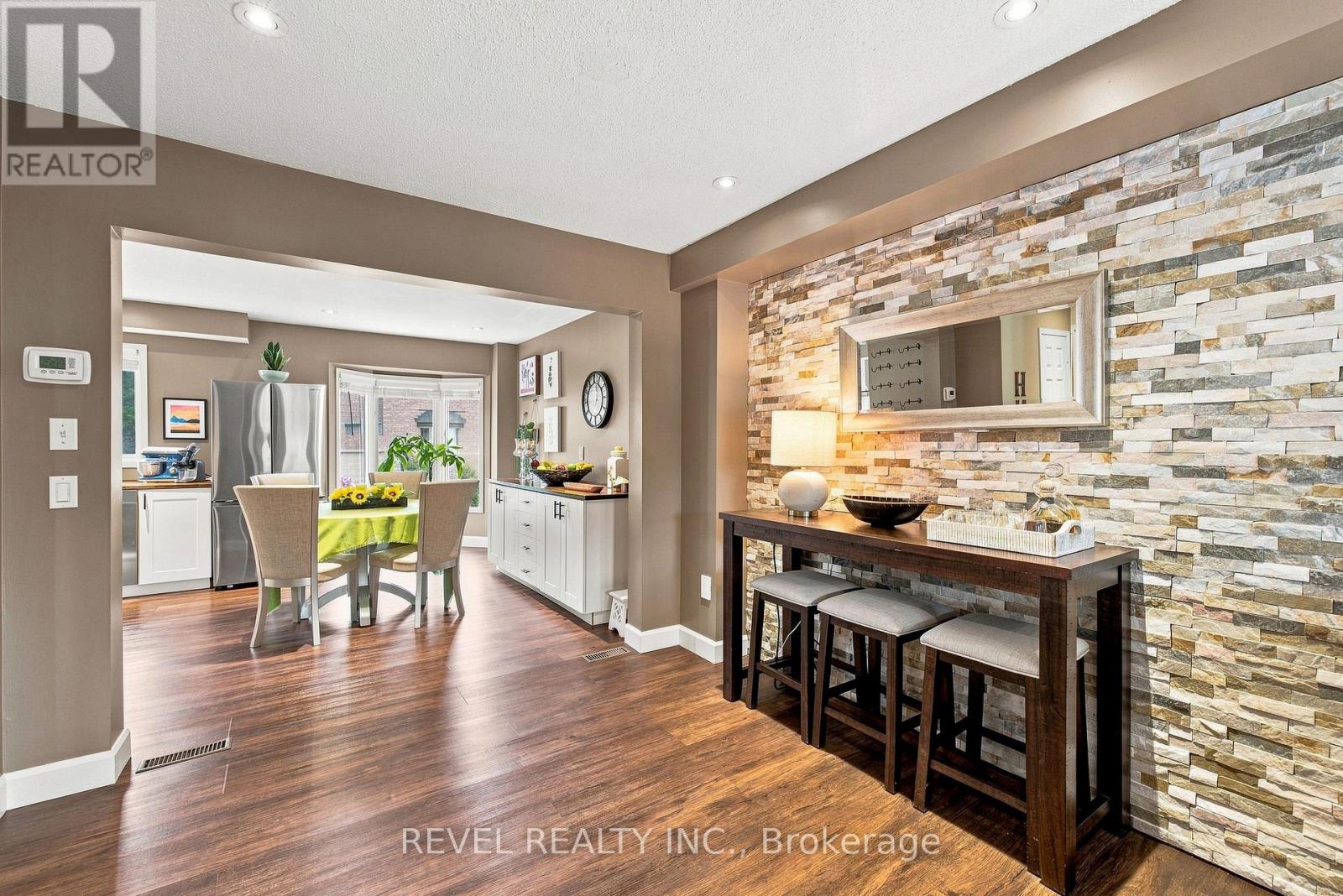 #89 2 SIR LOU DRIVE - 11