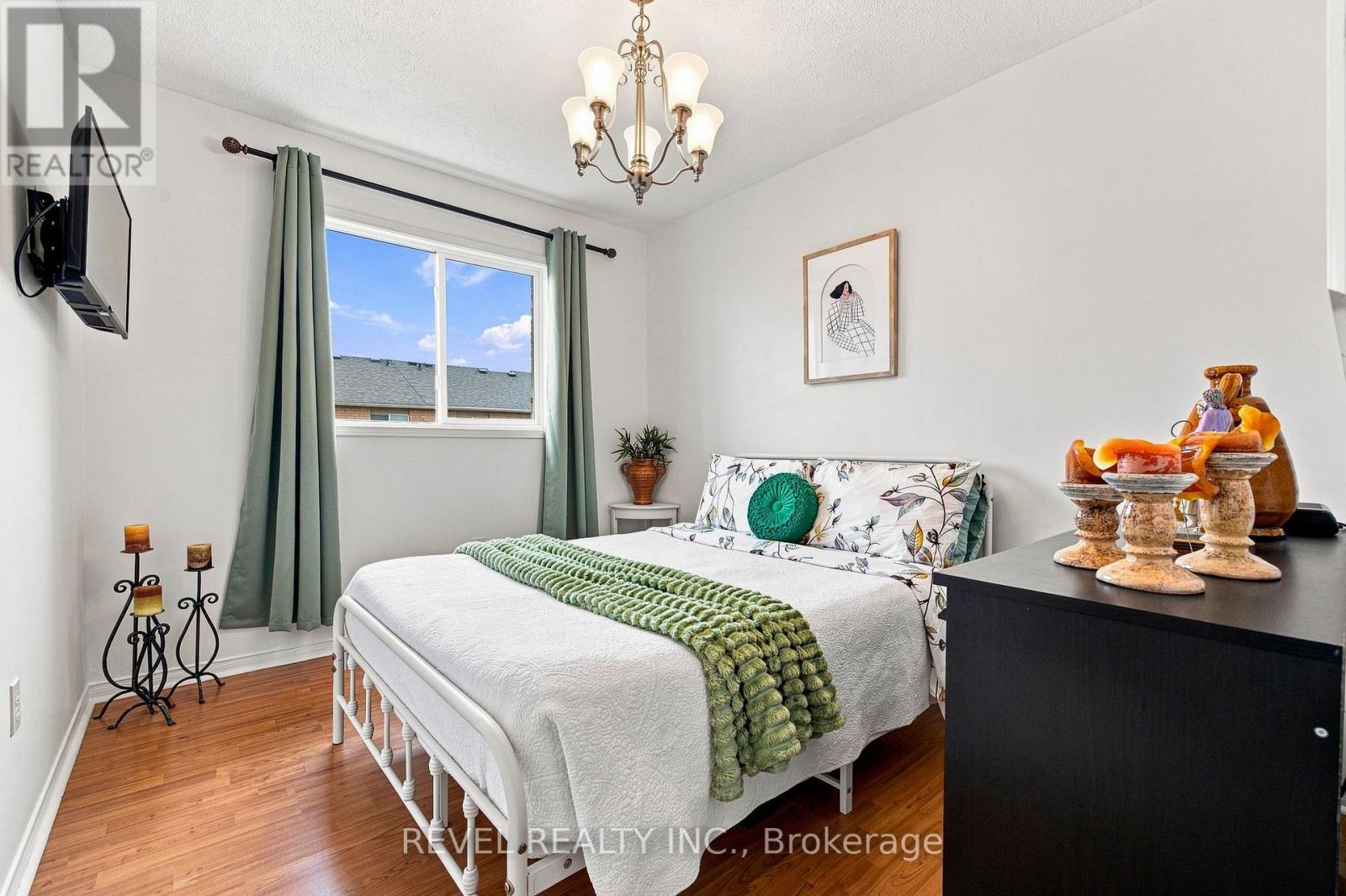#89 2 SIR LOU DRIVE - 26