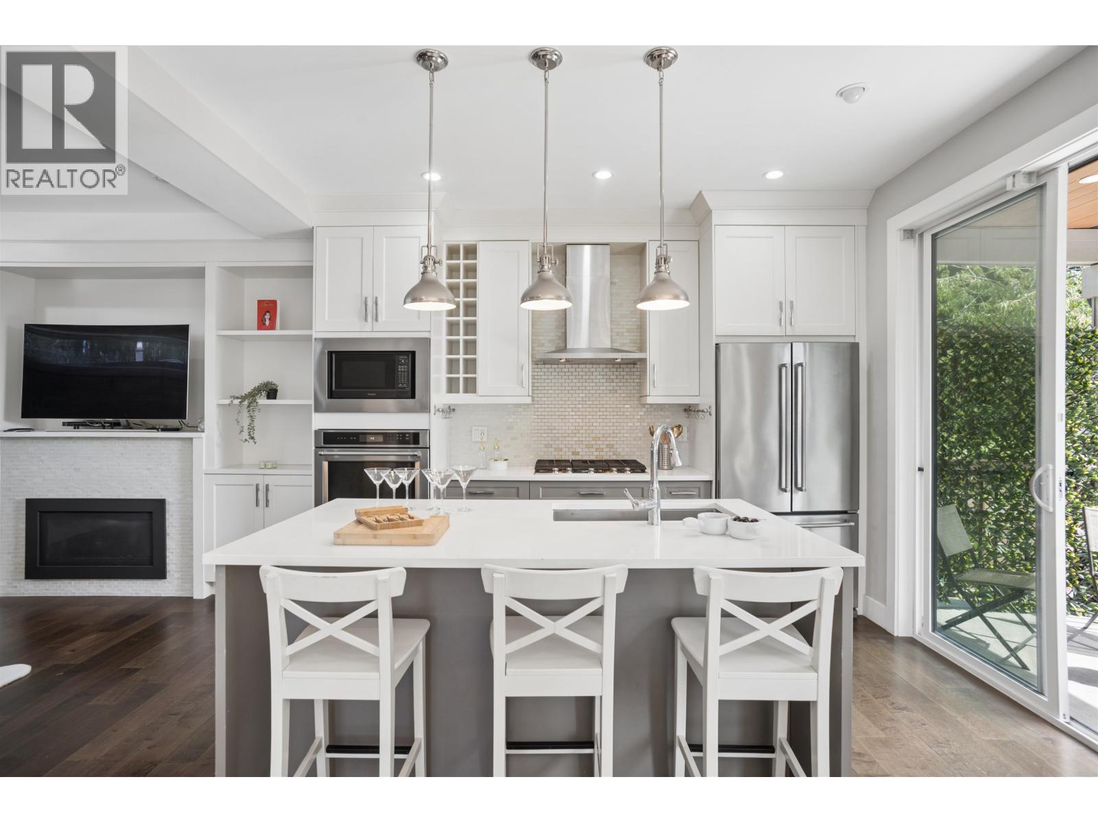2020 CARSON COURT, North Vancouver