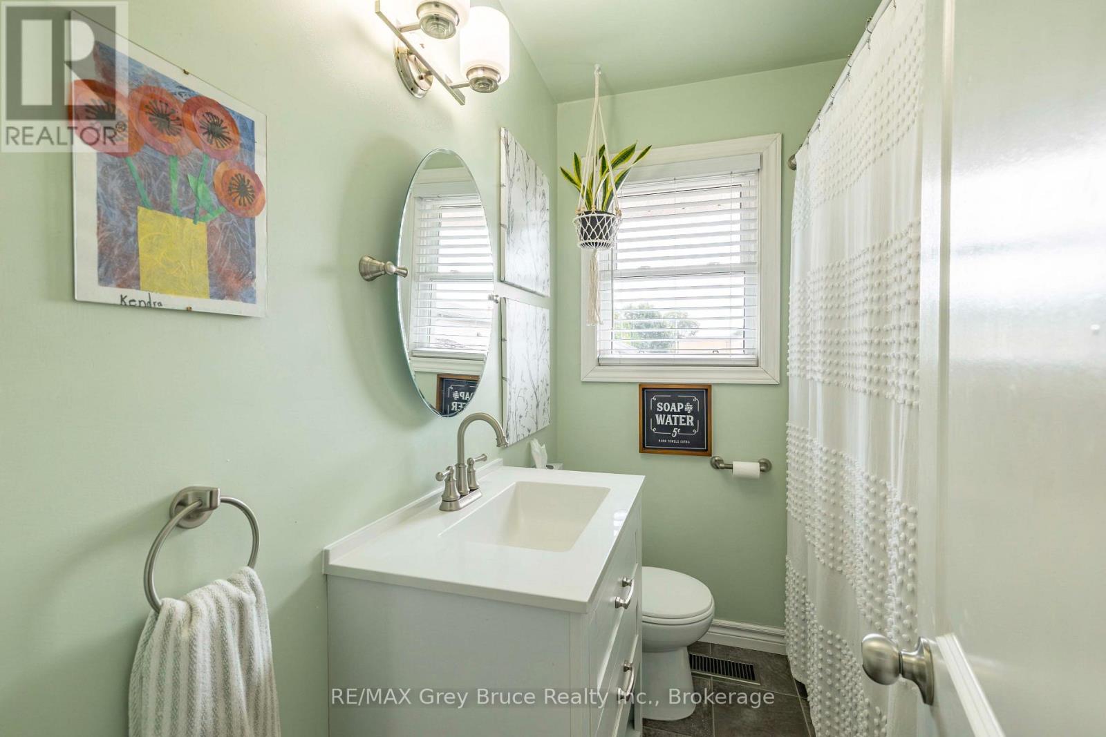 175 FERGUS STREET S - 16