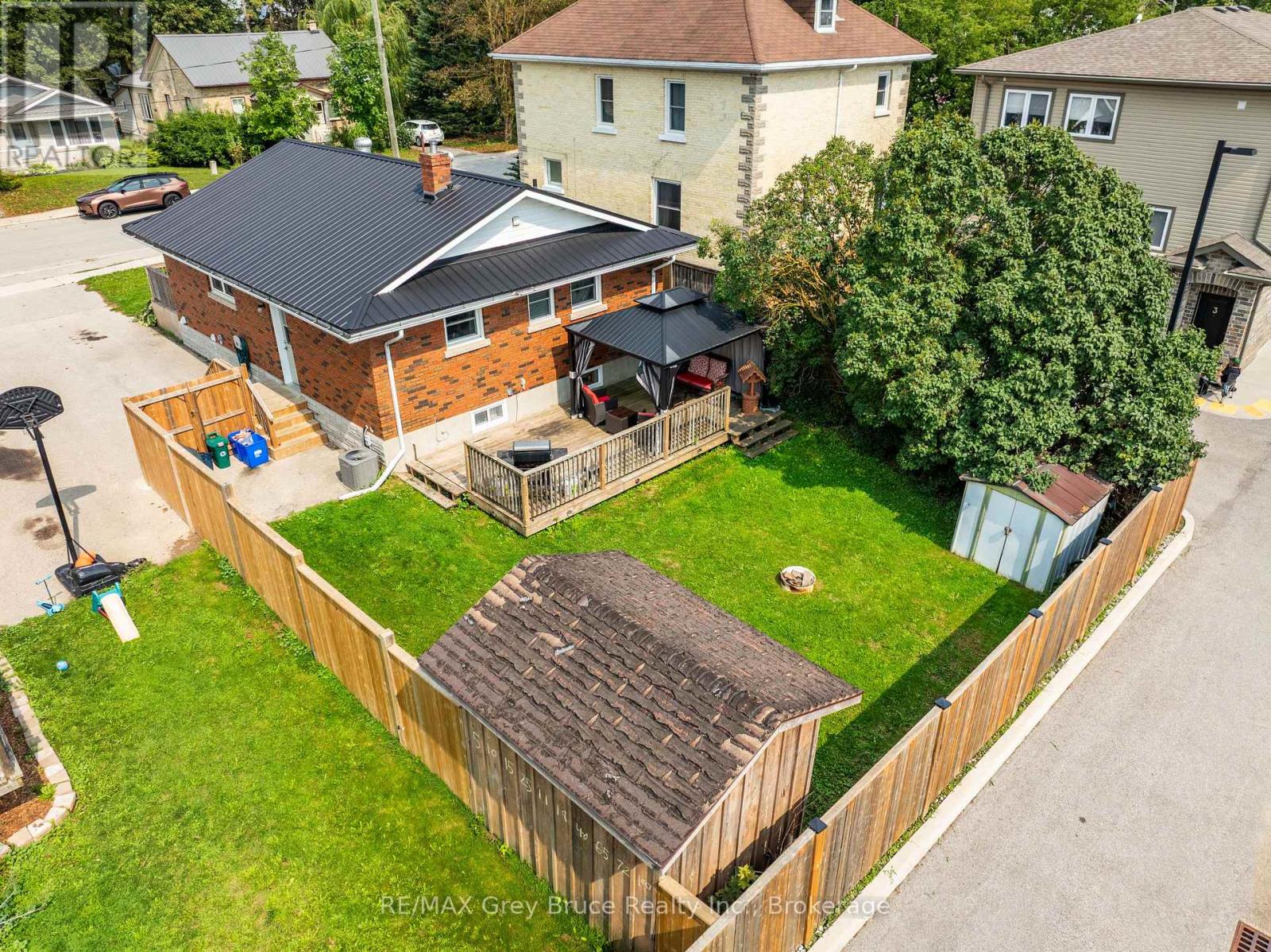 175 FERGUS STREET S - Image 33