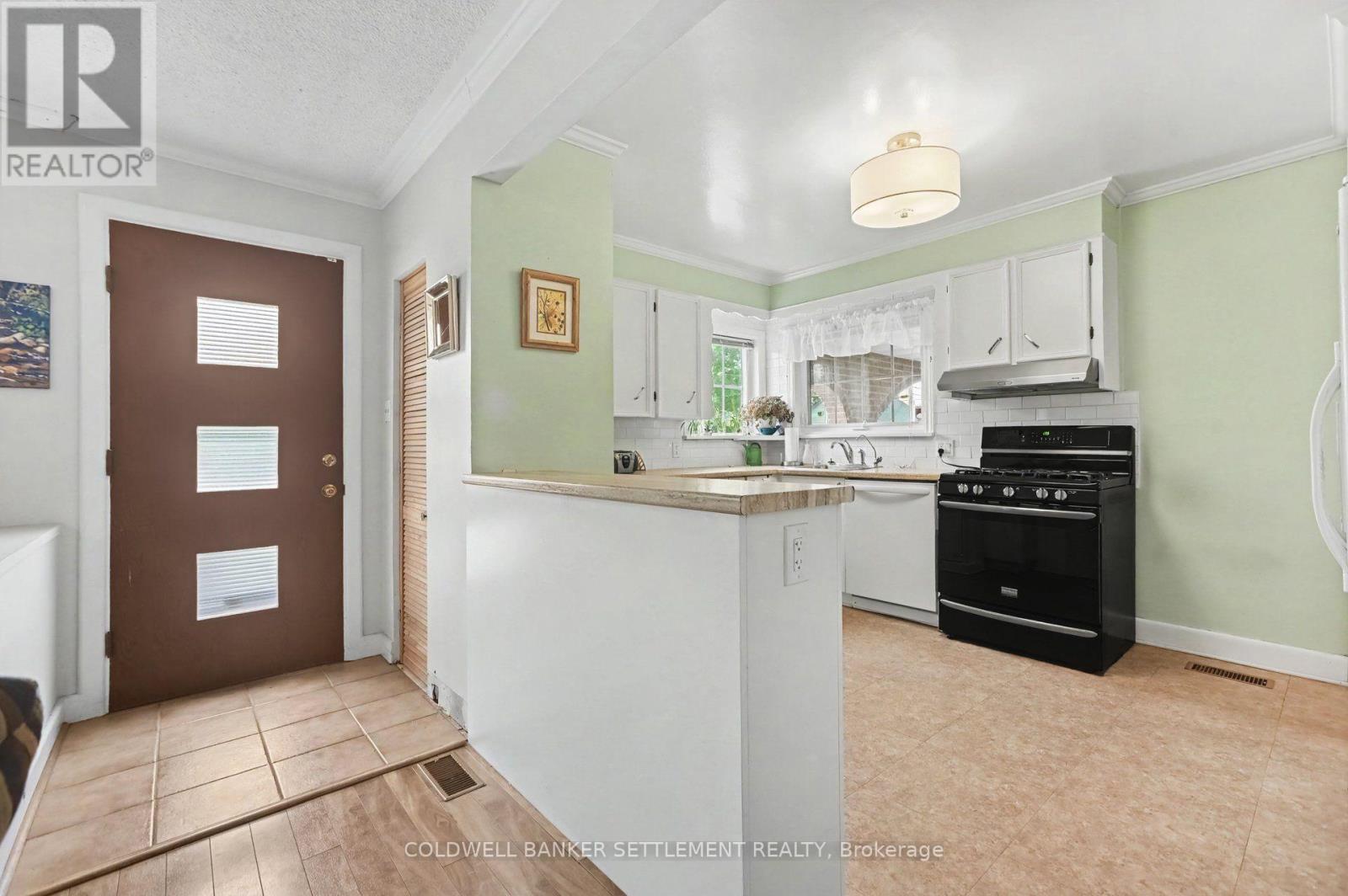 Kitchen with breakfast bar