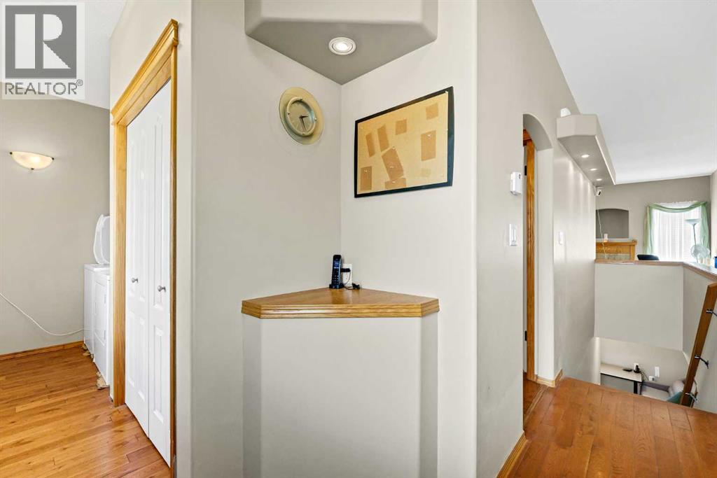 305 5 Avenue SW, Redcliff — photo 3