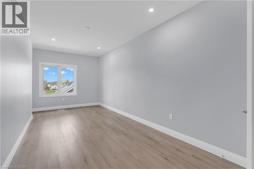 #20 275 JAMES Street S - 18
