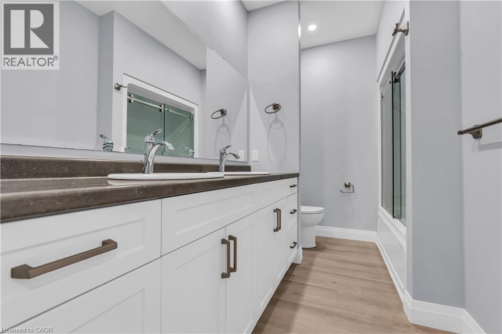 #20 275 JAMES Street S - 17