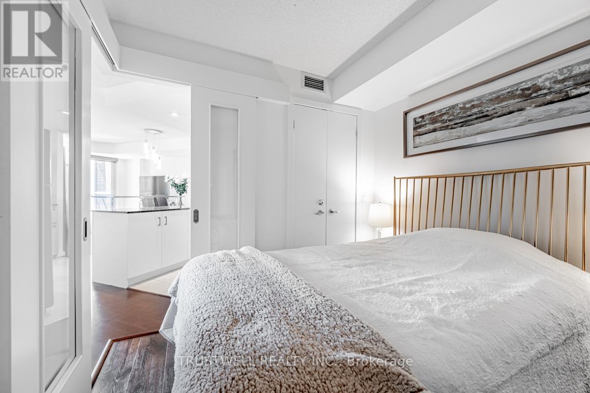 #511 208 QUEENS QUAY W - 12