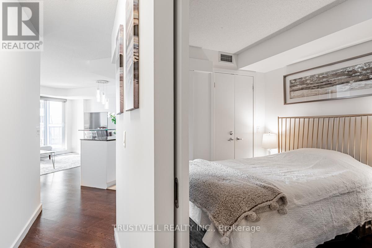 #511 208 QUEENS QUAY W - 14