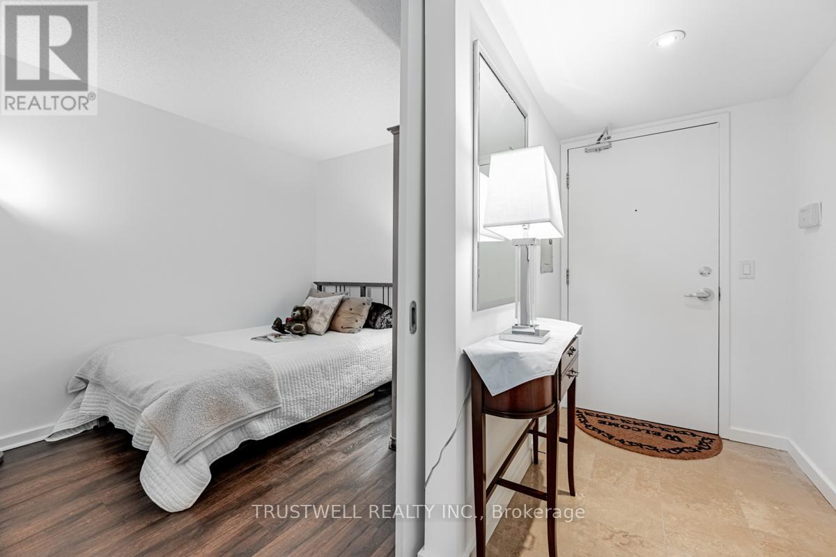 #511 208 QUEENS QUAY W - 16