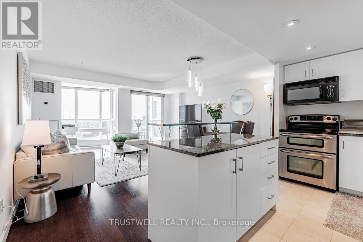 #511 208 QUEENS QUAY W - 6