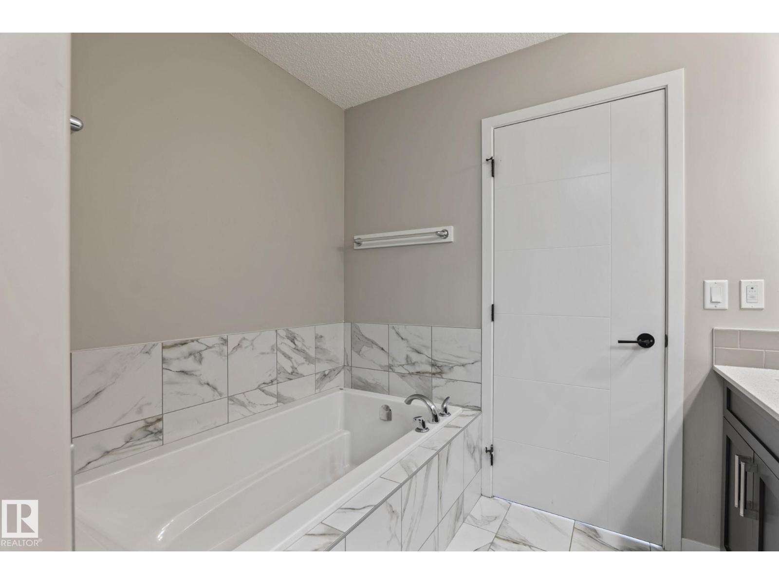 5210 23 ave SW - Image 20