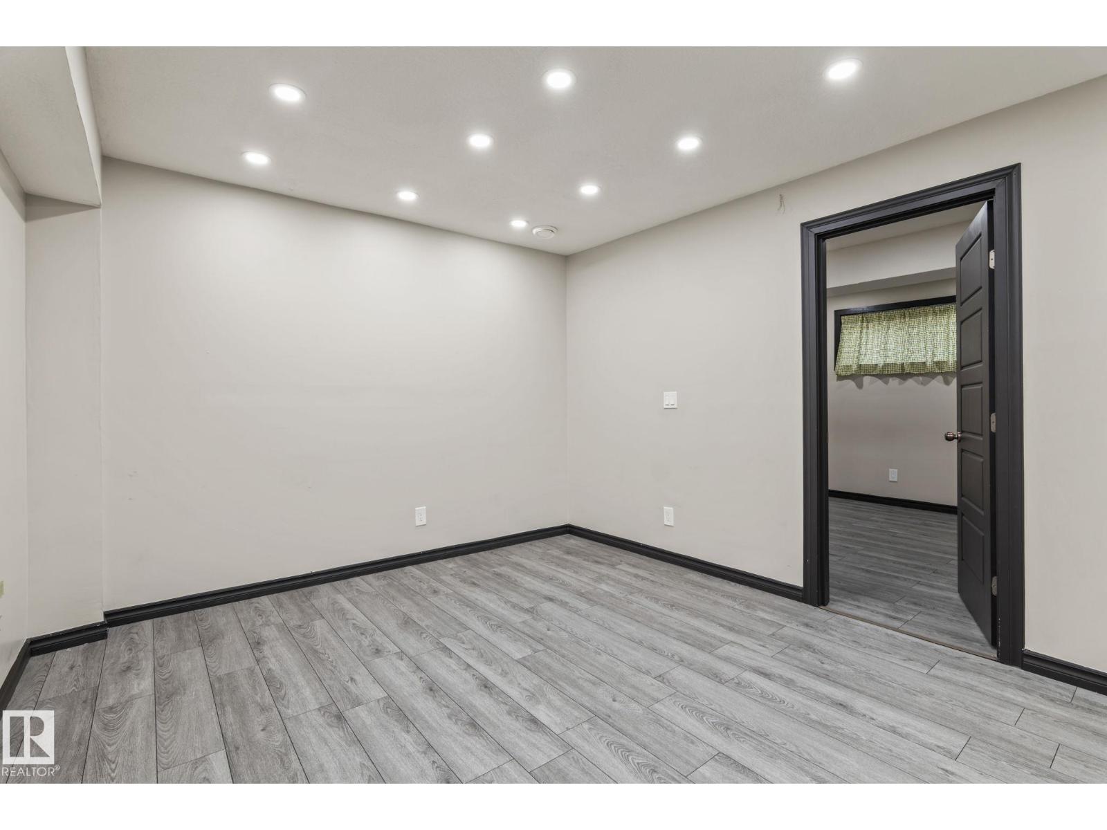 5210 23 ave SW - 35