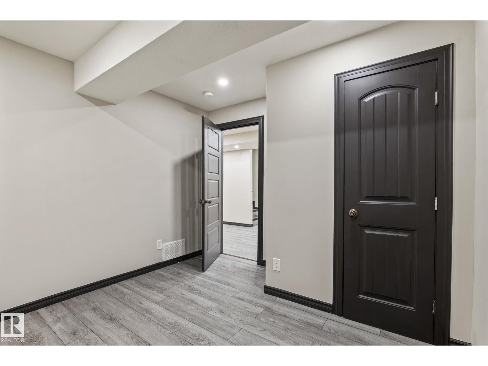 5210 23 ave SW - 39