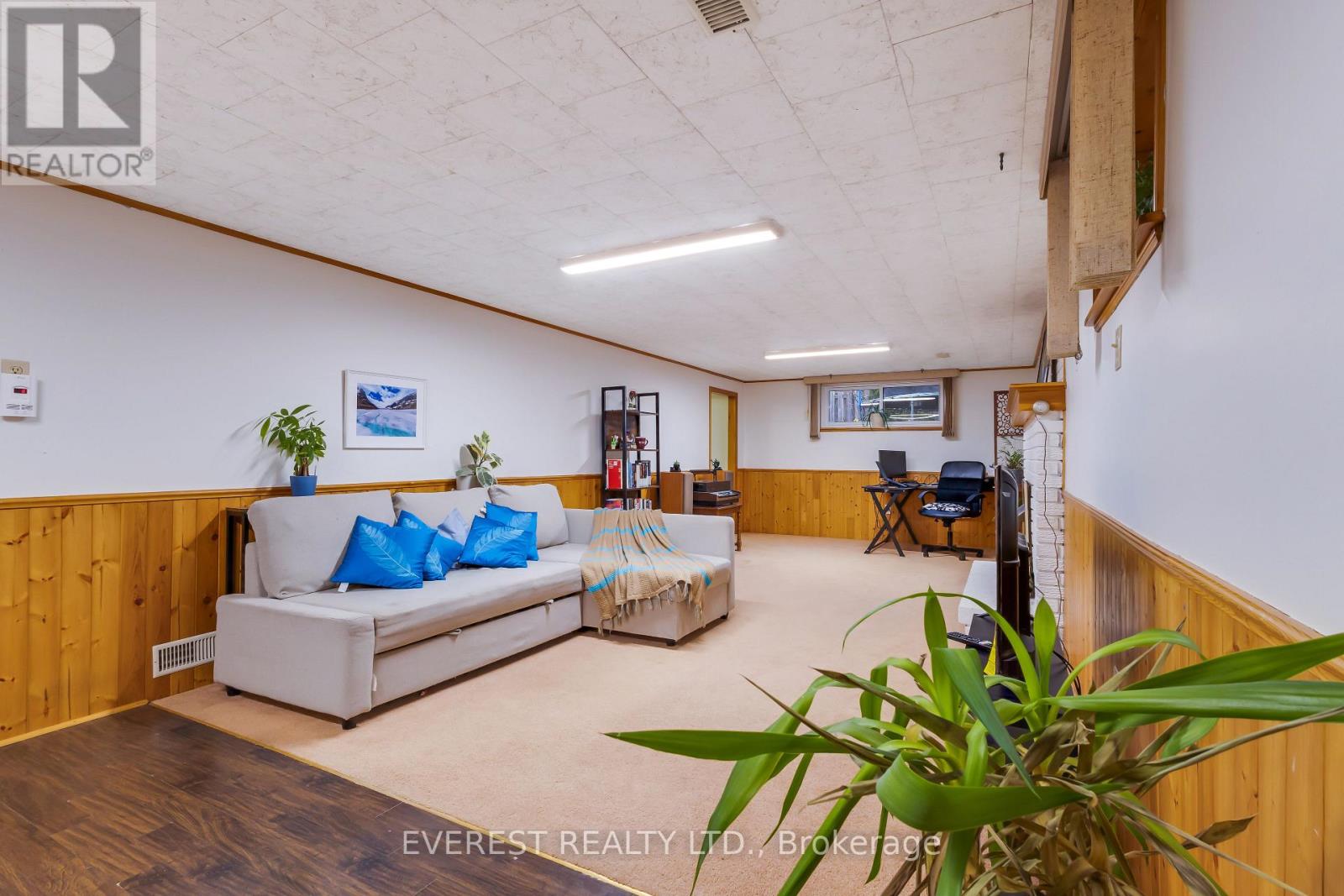 27 LAVINA CRESCENT - 34