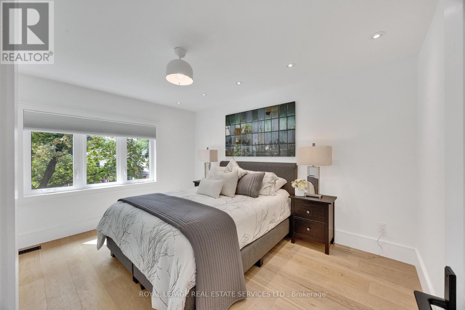 52 GLENADEN AVENUE E - 25