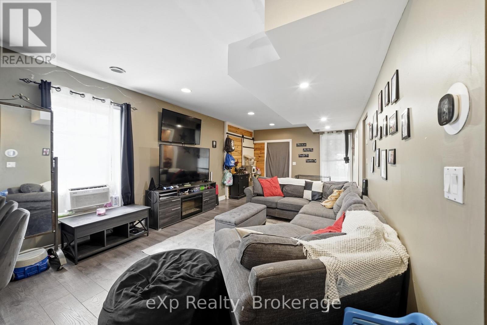 213 STATION STREET - Image 15