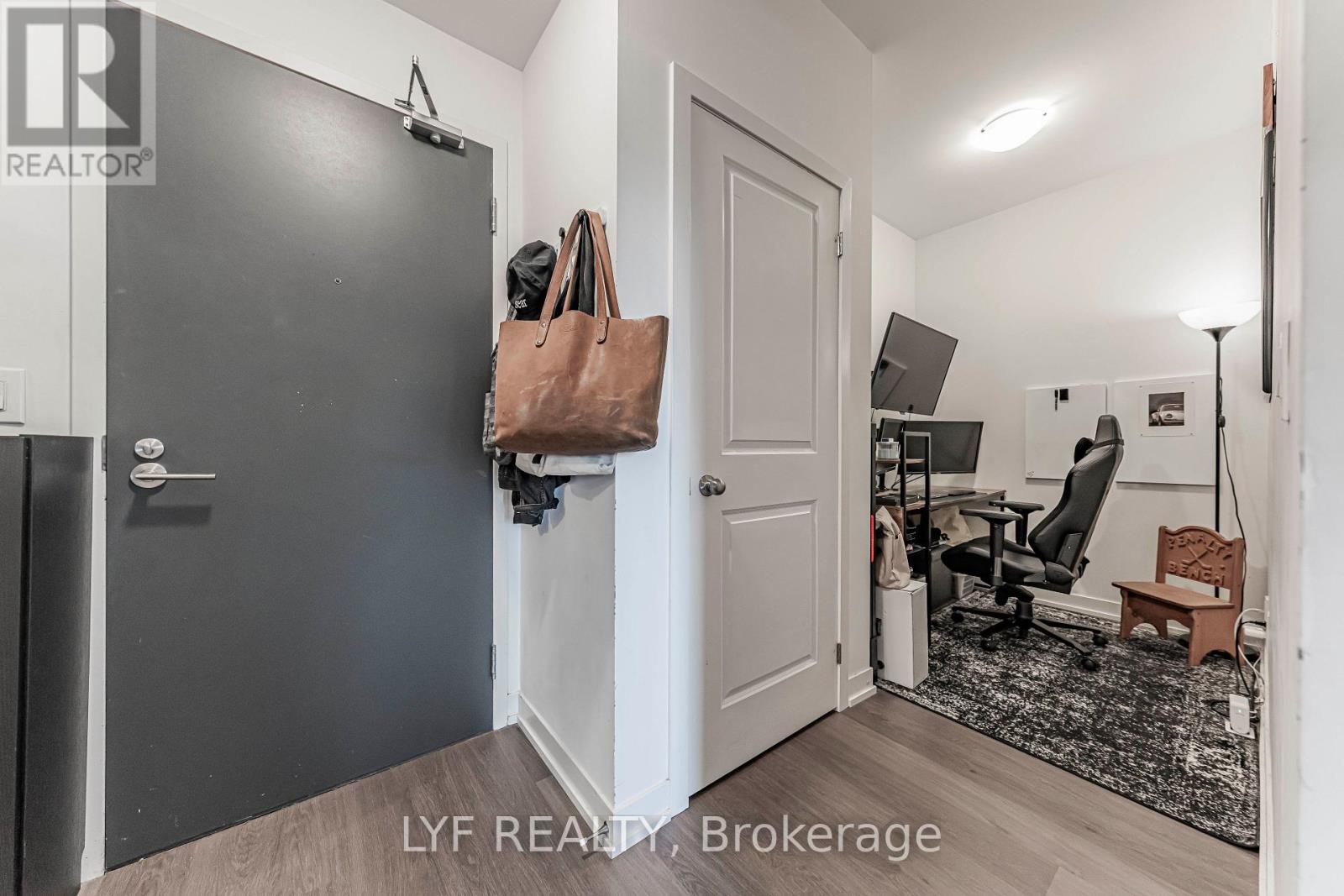 #402 105 GEORGE STREET - 32